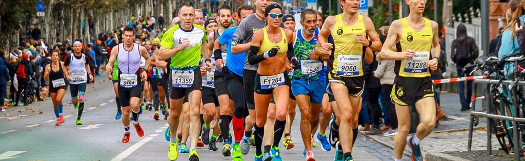 Coach Corky runs the 2017 Frankfurt Germany Marathon amid a pack of male runners.
